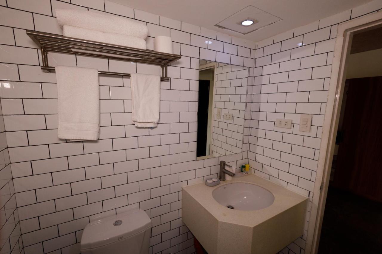5880 Enriquez Residences Manila Luaran gambar